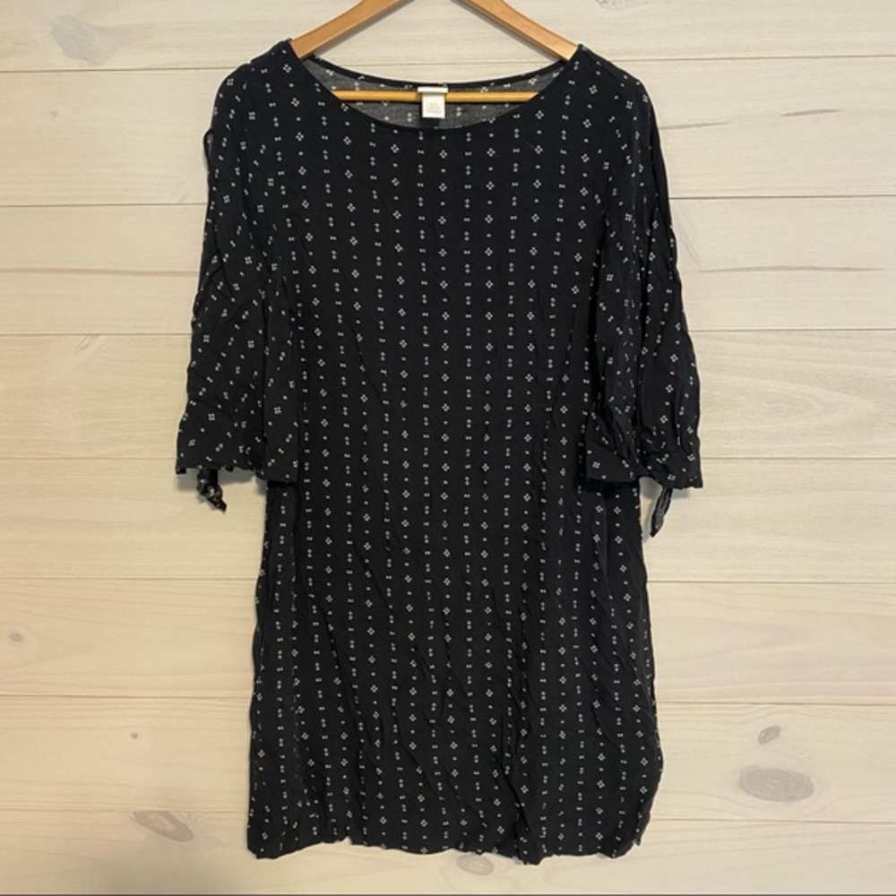 H&M black and white cutout sleeve dress